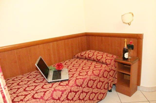 Hotel Suite Caesar Rome Exterior photo